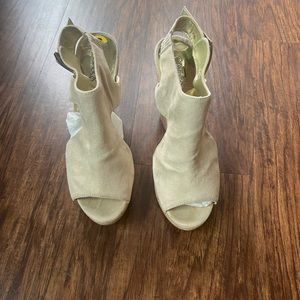 Carlos by Carlos Santana tan wedges